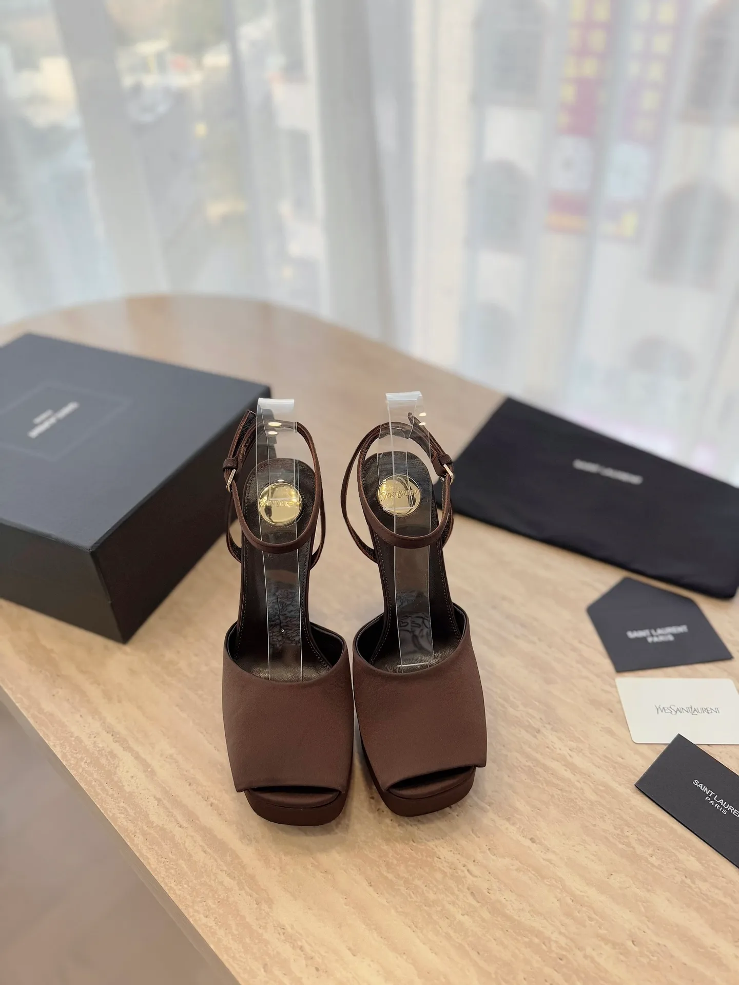 👟👟Ex-factory price 620👟👟 "SAINT LAUREN*" Saint Laurent ysl 25/spring and summer new catwalk high heels·new shoe style with 3 cm water platform. Only YSL understands women's hearts best and does not accept refutation. It is a super invincible feminine artifact and a must-have for women (z-product full-body customization, own molded toe hardware, perfect consistency). Compare the differences between pictures and goods on the market. ✔Upper: Customized imported silk, patent leather ✔Inner lining: imported sheepskin ✔Sole: imported genuine leather outsole ✔Heel height: 14cm ✔Number of yards: 35-39 (40.41.42 can be customized and non-returnable) (Full set of packaging)